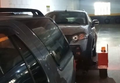 Carro carregado no reboque em garagem