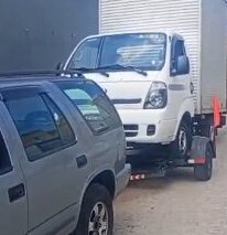 Carro rebocado na rua pela Guincho Júnior