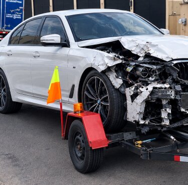 Carro batido sendo removido pelo guincho